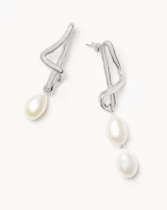 Missoma
Molten Baroque Pearl Mismatch Drop Earrings
£135.00
