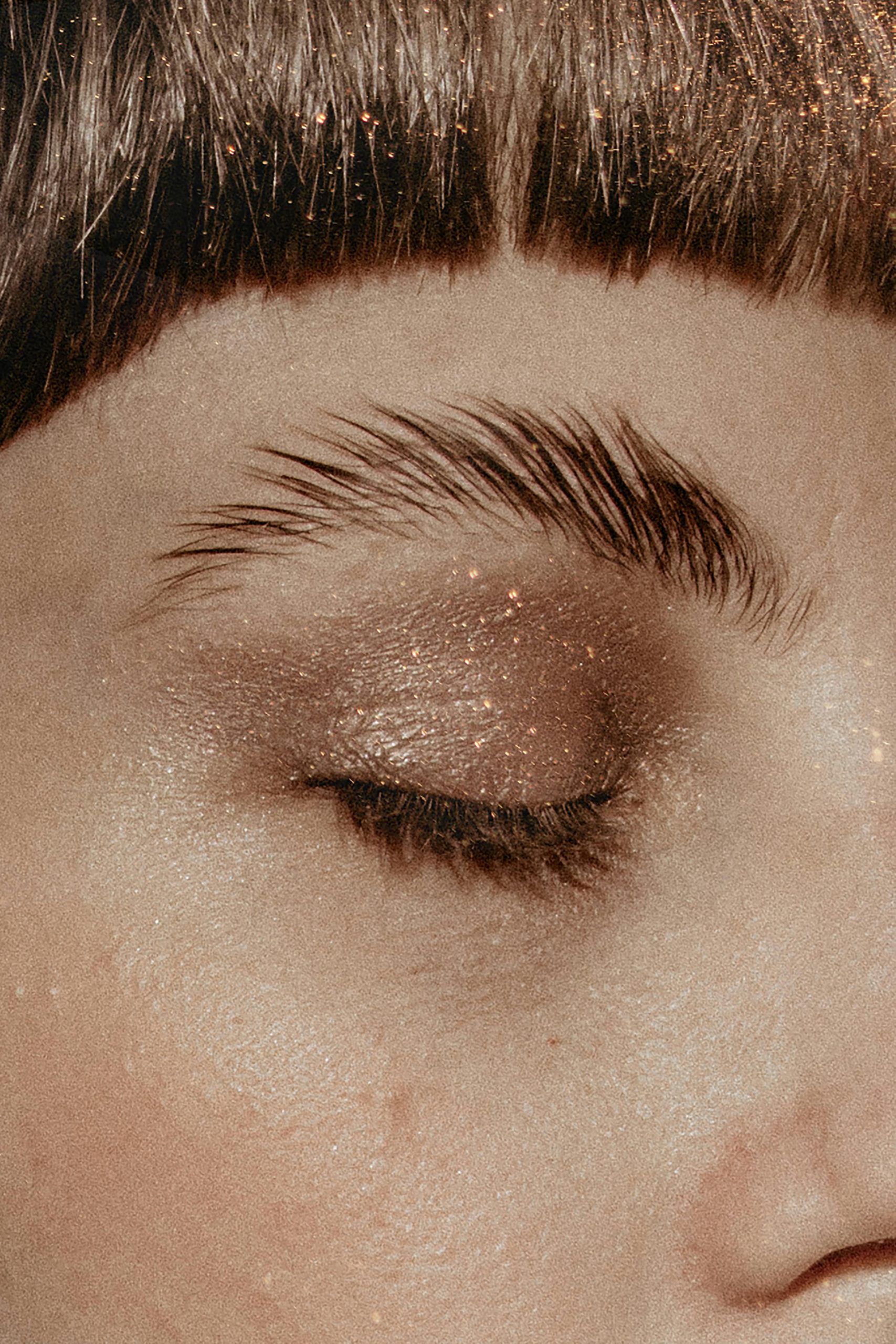 5 Glittery Eyeshadow To Prove You're Party Ready